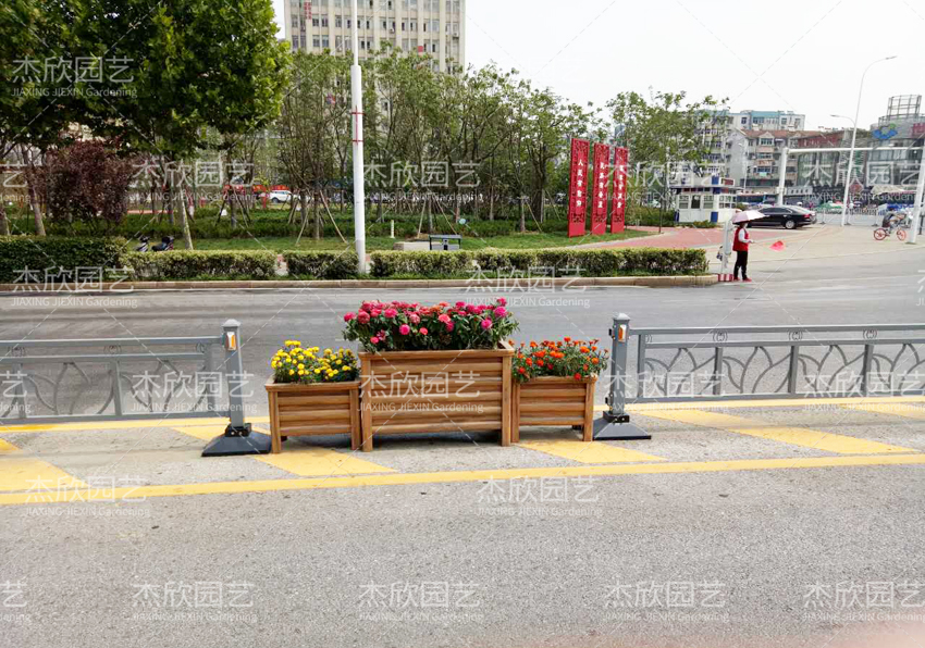 為什么大家都選擇護(hù)欄花箱？