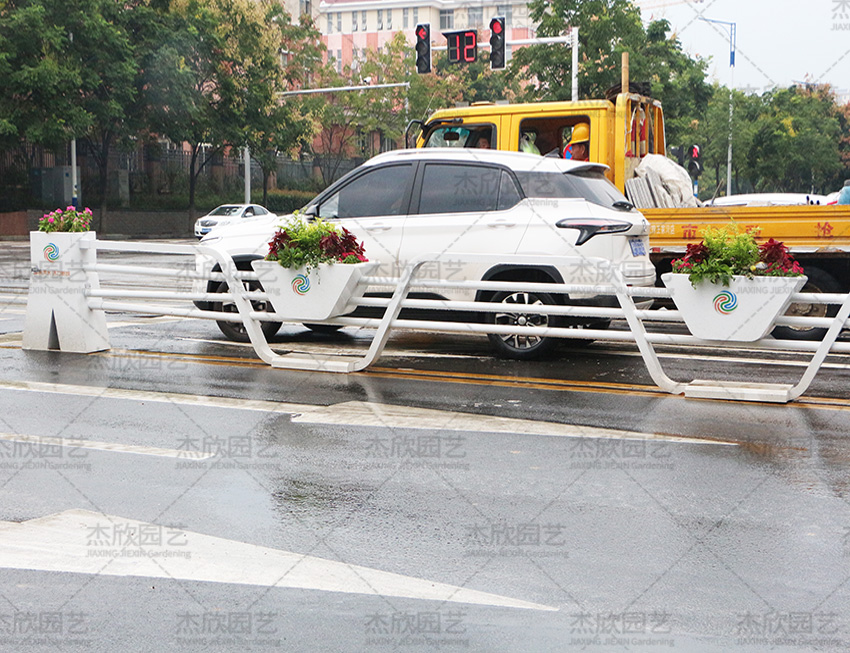 花箱護(hù)欄生產(chǎn)廠家如何找到靠譜的？