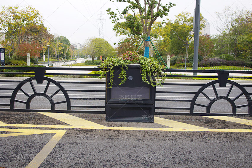 除了普通款，還有哪些道路隔離護欄可以選？